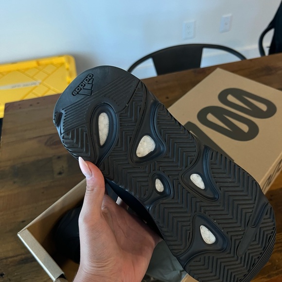 YEEZY 700 - Picture 3 of 5